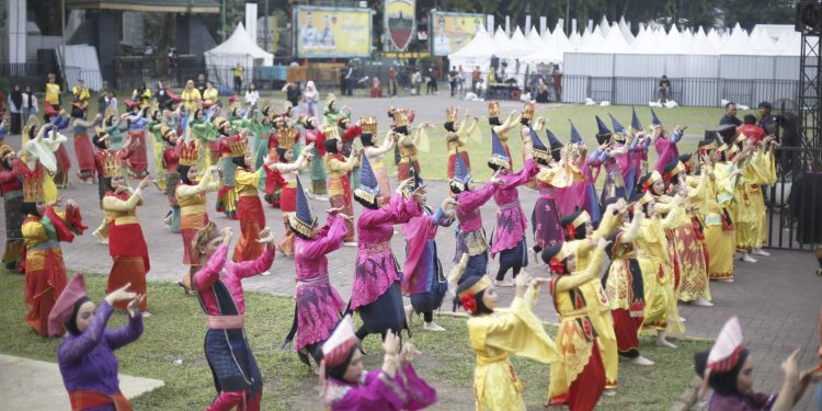 200 Mahasiswa UMSU Berpartisipasi Pecahkan Rekor MURI Tarian Massal Jenis Tari Etnis Terbanyak